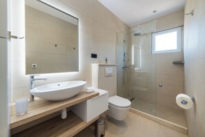 公寓 (Apartments Ema-Comfort Two Bedroom Ap) | 浴室 | 提供毛巾