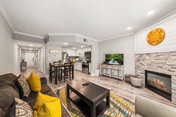 Smart TV, fireplace - Smoky Mountain Bearadise (Pigeon Forge)