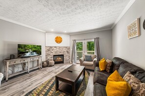 Smart TV, fireplace - Smoky Mountain Bearadise (Pigeon Forge)