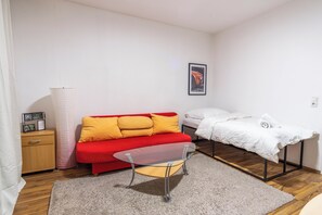 1 bedroom, WiFi, bed sheets - Balkony, washing machine, TV, coffee (Leipzig)