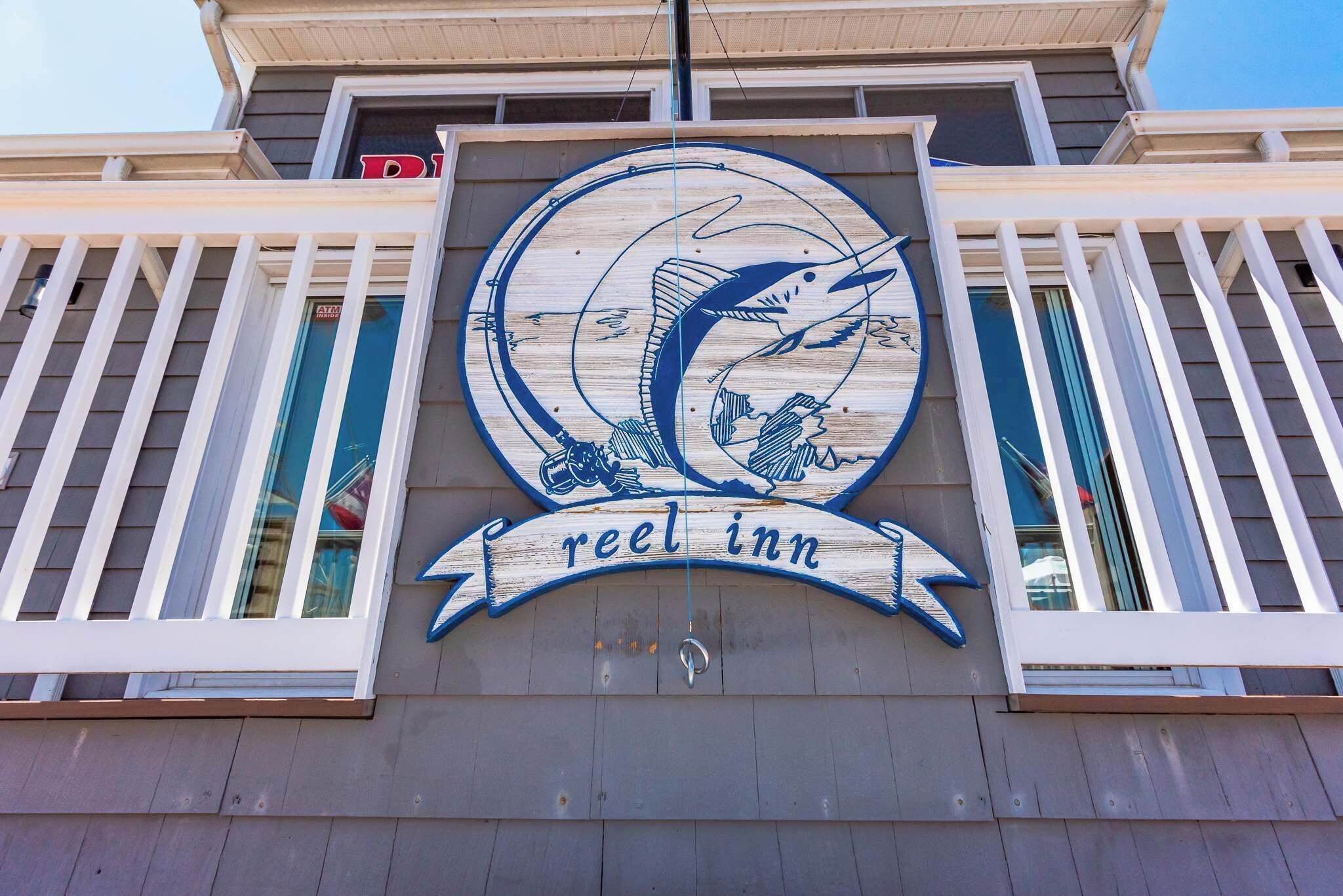 Un edificio con un letrero que dice 'reel inn' y un logotipo con un pez.