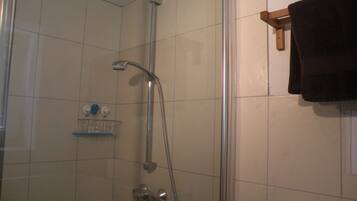 Douche, sĂšche-cheveux, serviettes fournies, savon