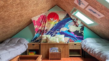 4 chambres, bureau, fer et planche à repasser, lit parapluie
