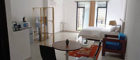 5 bedrooms, iron/ironing board, free WiFi, bed sheets