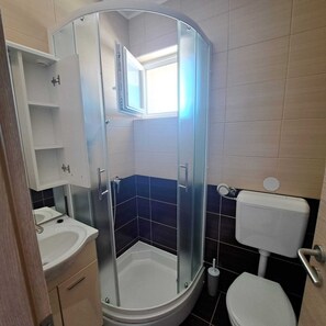 Douche, sèche-cheveux, serviettes fournies, savon