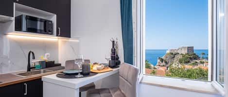 Studio (Superior Studio with Sea and city vie) | Dining room
