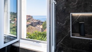 Studiolejlighed (Studio with Sea and city view - 1) | Badeværelse | Bruser, håndklæder