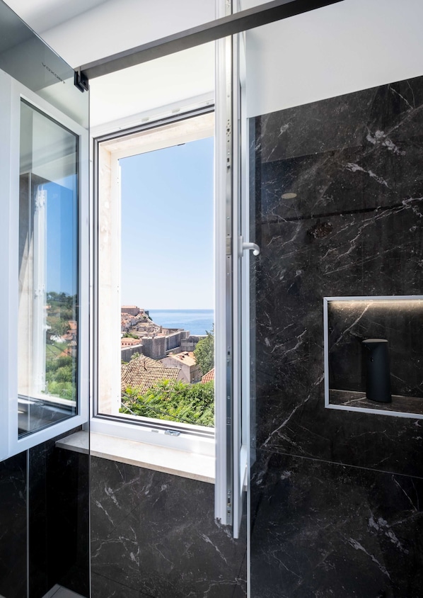 Studio (Studio with Sea and city view - 1) | Bathroom | Shower, towels