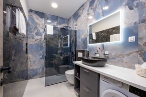 Studio (Superior Studio with Sea and city vie) | Badezimmer | Dusche, Handtücher