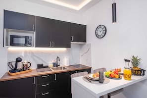 Lägenhet Design (One bedroom Apartment - 3) | Eget kök | Kylskåp och matbord