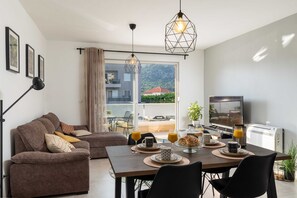 아파트 (Two Bedroom Apartment with Balcony) | 다이닝룸