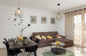 Lägenhet (Two Bedroom Apartment with Balcony) | Vardagsrum | 32-tums platt-tv med digitalkanaler