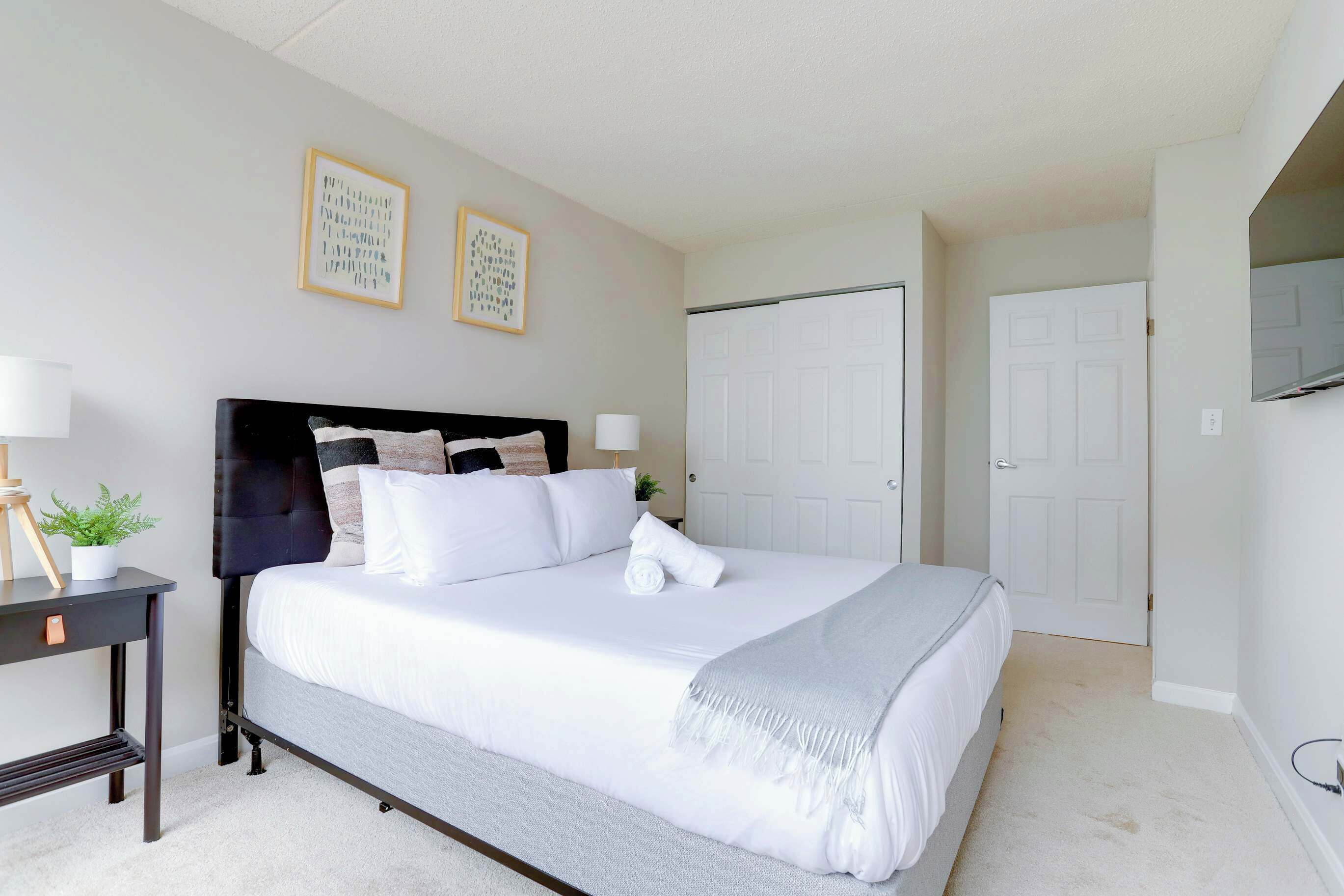 2 bedrooms, desk, iron/ironing board, WiFi