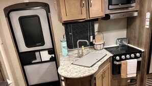 Microondas, horno, placa de cocina
