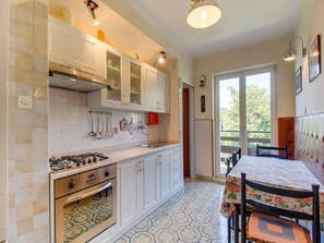 Apartemen (Three Bedroom Apartment with Terrace ) | Dapur pribadi | Lemari es