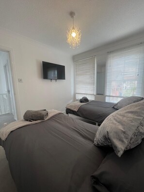 3 bedrooms, iron/ironing board, WiFi, bed sheets - New House interior May 2024. 3 bedroom detached 140m2. Private gardens/parking (Ayr)