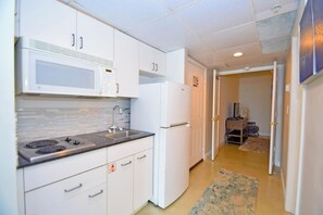 Kühlschrank, Mikrowelle, Herdplatte, Wasserkocher mit Kaffee-/Teezubehör