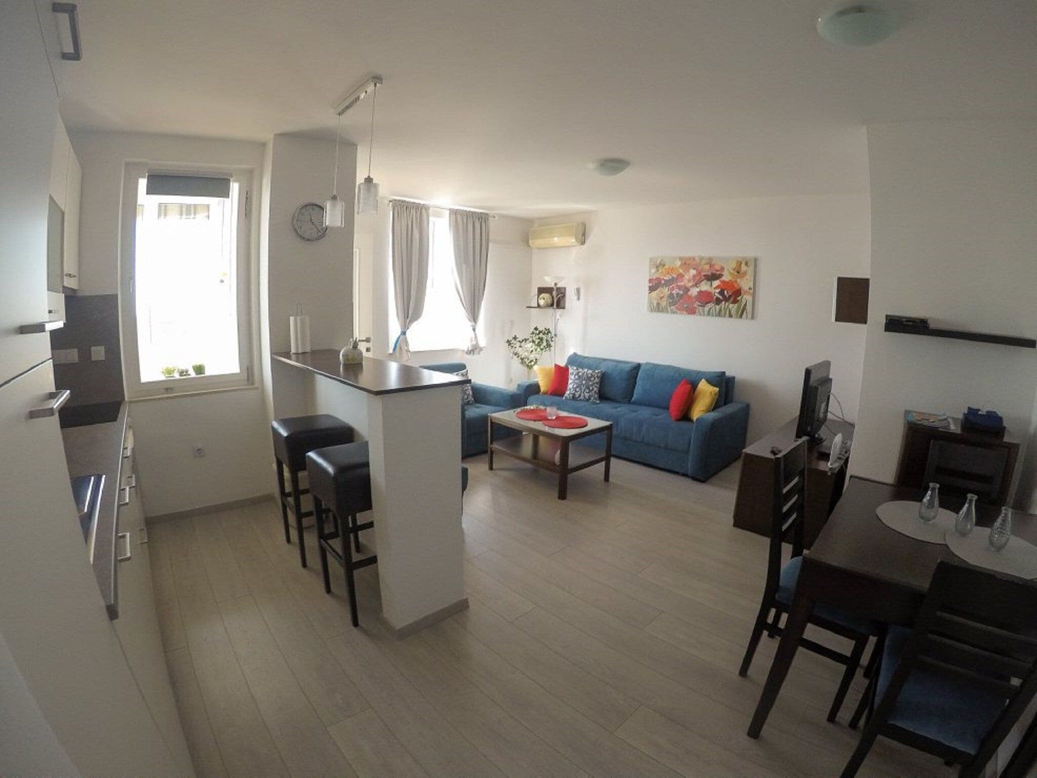 Departamento (One Bedroom Apartment with Sea View a) | Sala de estar | Televisión de pantalla plana de 32 pulgadas con canales vía satélite 