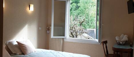 Quarto duplo conforto, vista para a colina | Espaço de trabalho para notebook, cortinas blackout