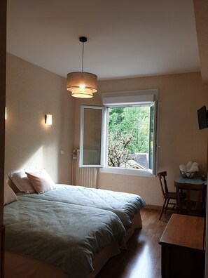 Chambre Confort avec lits jumeaux, vue colline | Espace de travail pour ordinateur portable, rideaux occultants