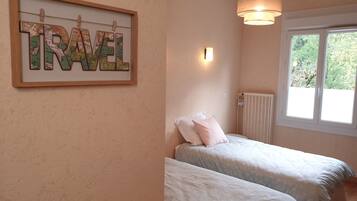 Laptop workspace, blackout curtains, iron/ironing board, free WiFi