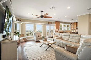 Smart-TV, bordtennis og stereoanlegg