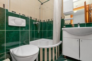 Appartement (One Bedroom Apartment with Balcony) | Badkamer | Een douche, handdoeken