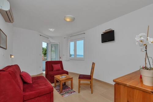 Appartamento (One-Bedroom Apartment) | Soggiorno | TV a schermo piatto 32 pollici con canali digitali