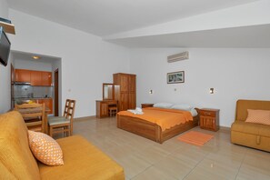 Studio (Studio Apartment) | Wohnzimmer | 32-Zoll-Flachbildfernseher mit Digitalempfang