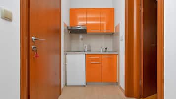 Estudio (Studio Apartment) | Cocineta privada | Refrigerador