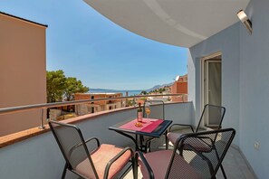 อพาร์ทเมนท์ (One-Bedroom Apartment) | ระเบียง