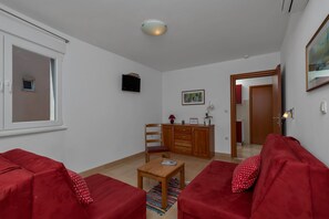 อพาร์ทเมนท์ (One-Bedroom Apartment) | ห้องนั่งเล่น | ทีวีจอแบน 32 นิ้ว พร้อมช่องดิจิตอล