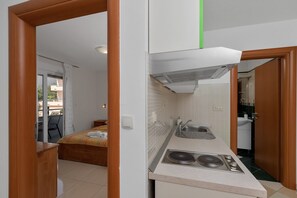 Apartment (One Bedroom Apartment with Balcony) | Private kitchenette