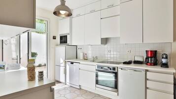 KĂŒhlschrank, Mikrowelle, Ofen, GeschirrspĂŒler