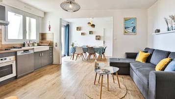 Televisie, een stereo en een kantoor