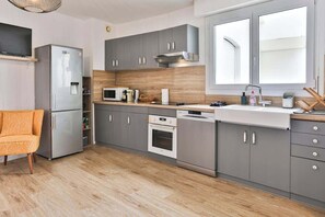 Een koelkast, een microgolfoven, een oven, een vaatwasser