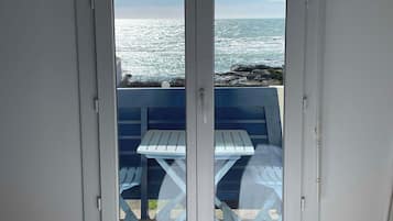 2 slaapkamers, een bureau, een strijkplank/strijkijzer, reisbedje