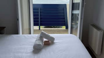 2 chambres, bureau, fer et planche Ă repasser, lit parapluie