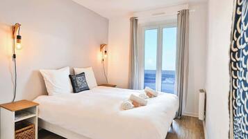 2 dormitorios, escritorio, tabla de planchar con plancha y cuna de viaje