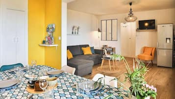 Una televisión, un reproductor estéreo, una oficina