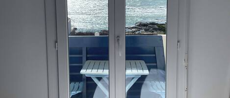 2 間睡房、書桌、熨斗/熨衫板、可攜式嬰兒床