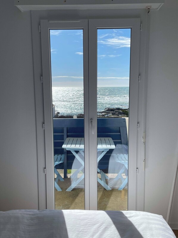 2 habitaciones, escritorio y tabla de planchar con plancha