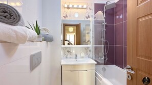 Séchoir à cheveux, bidet, serviettes fournies, savon