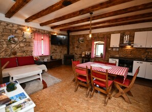 Huoneisto (Two Bedroom Apartment) | Olohuone | 32–tuumainen taulutelevisio, jossa digitaalikanavat