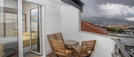 아파트 (Two Bedroom Apartment with Balcony) | 테라스/파티오