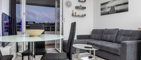 Appartement (Two Bedroom Apartment with Balcony) | Salle de séjour | Télévision à écran plat de 32 pouces avec chaînes numériques