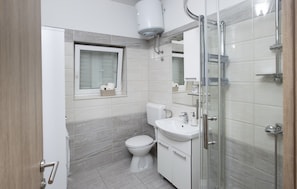 Huoneisto (Two Bedroom Apartment with Balcony) | Kylpyhuone | Suihku, pyyhkeet