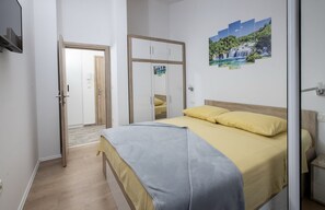 2 bedrooms, cots/infant beds, free WiFi - Apartment Mia (Split)