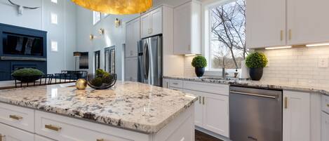 Kylskåp, mikrovågsugn, ugn och spishäll