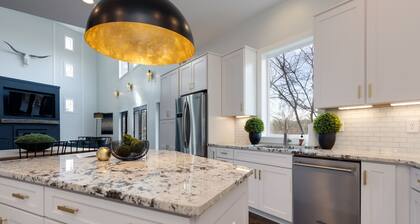 Huge Luxe Home! 11 Beds - Rooftop Fire pit!